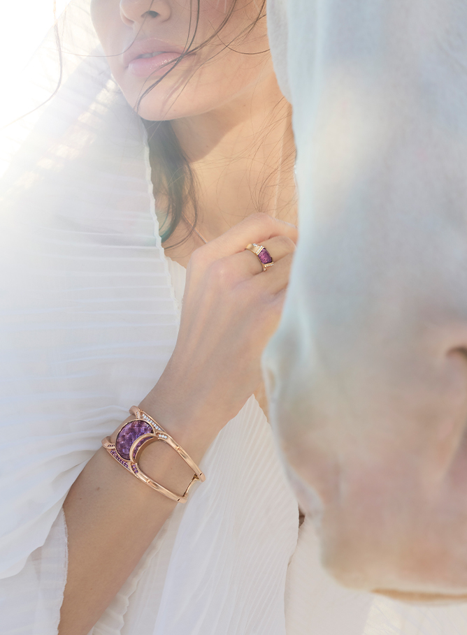 Luxury amethyst ring in 18 karat gold from Zoya Aeterna collection